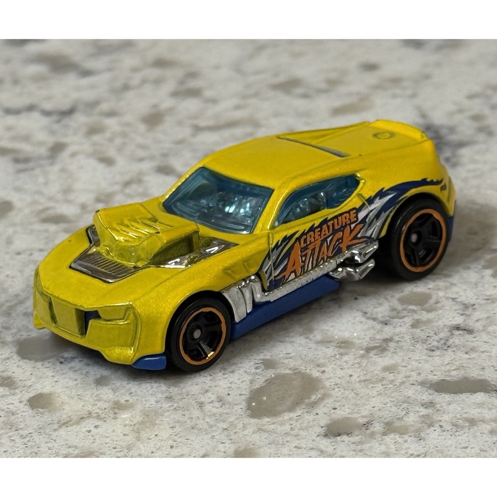 Hot Wheels 2010 Twinduction Creature Attack Yellow Diecast Car Toy